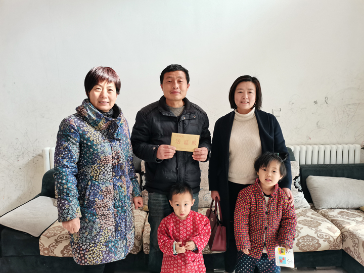成武公司总经理尹晓莉、工会主席袁洁到员王国建家中送温暖2 成武公司总经理尹晓莉、工会主席袁洁到员王国建家中送温暖2
